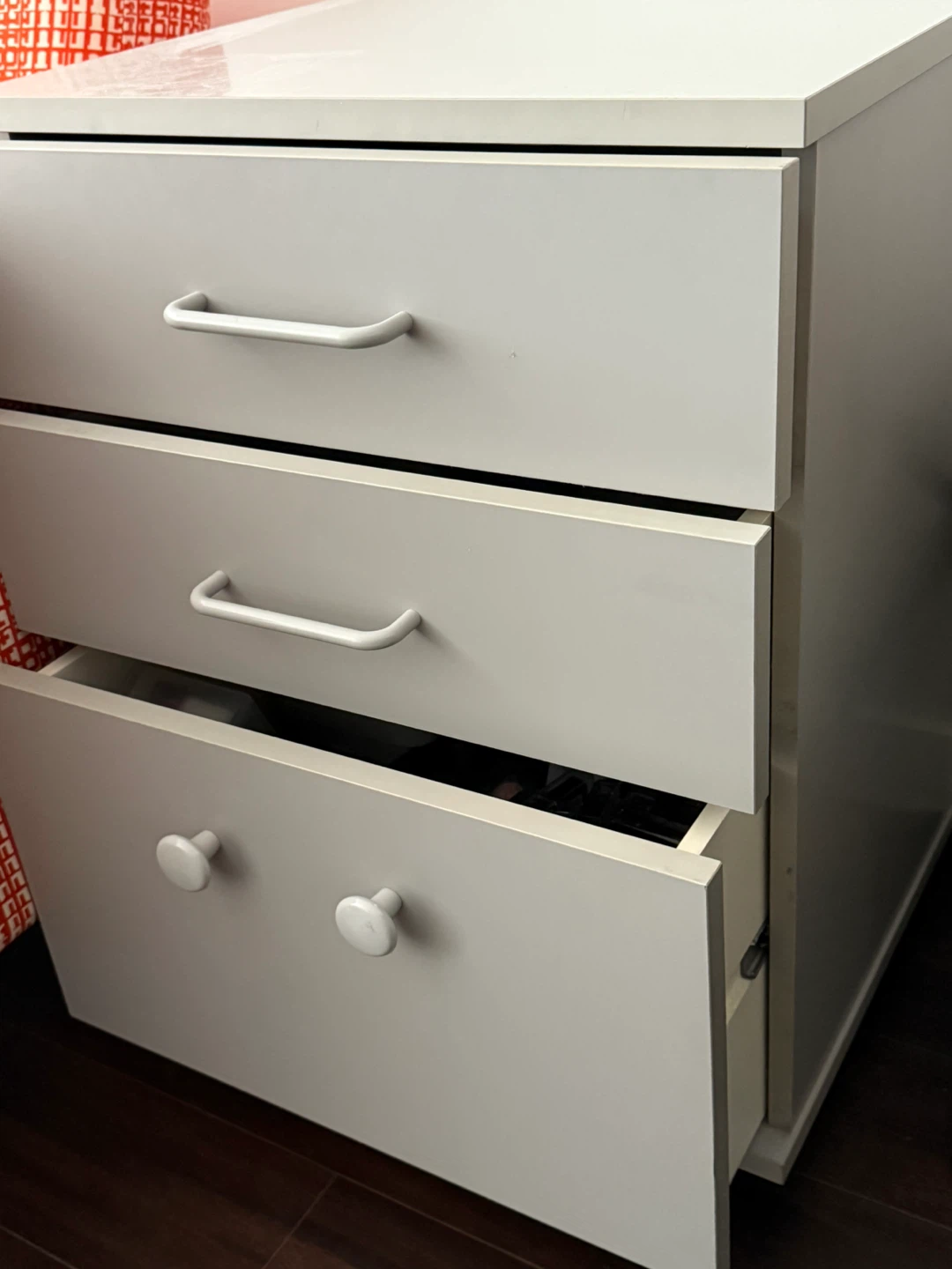 Light grey 3-Drawer Dresser