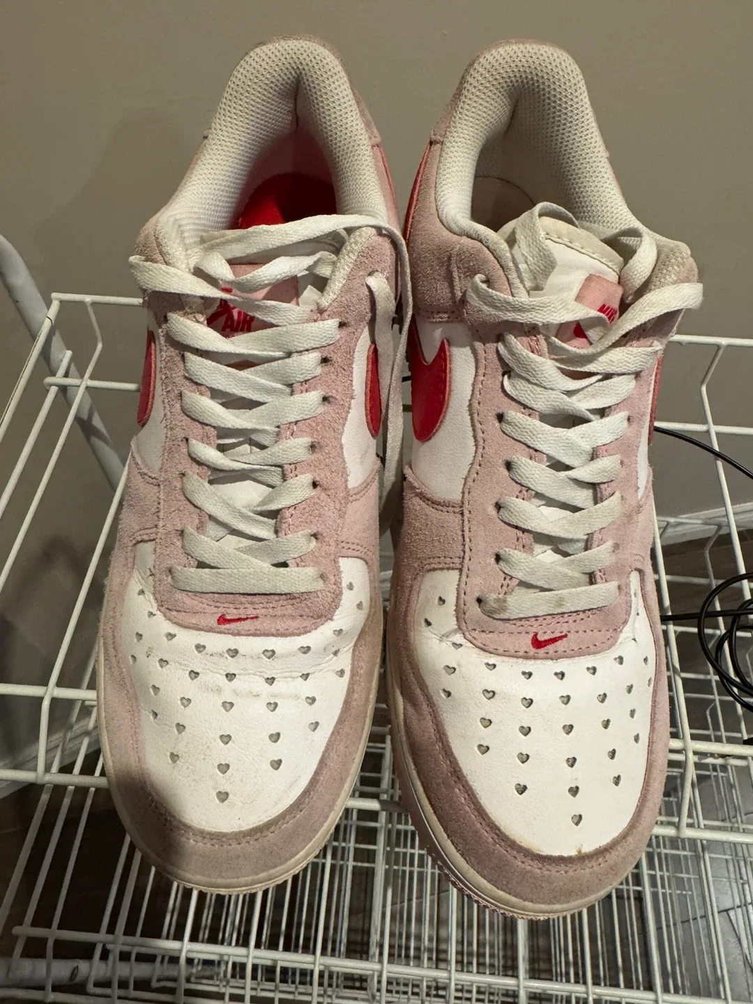 Nike Air Force 1 Low Valentine's Day 2023 (US 9.5) thumbnail