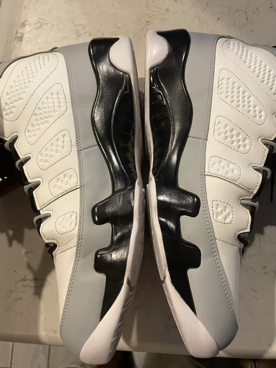 Air Jordan 9 Retro White/Black Size 13 image indicator(6)