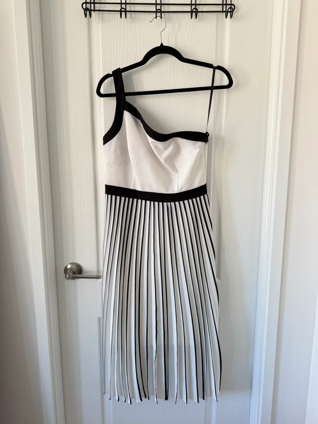 Coast Black/White One Shoulder Dress 🥕 thumbnail