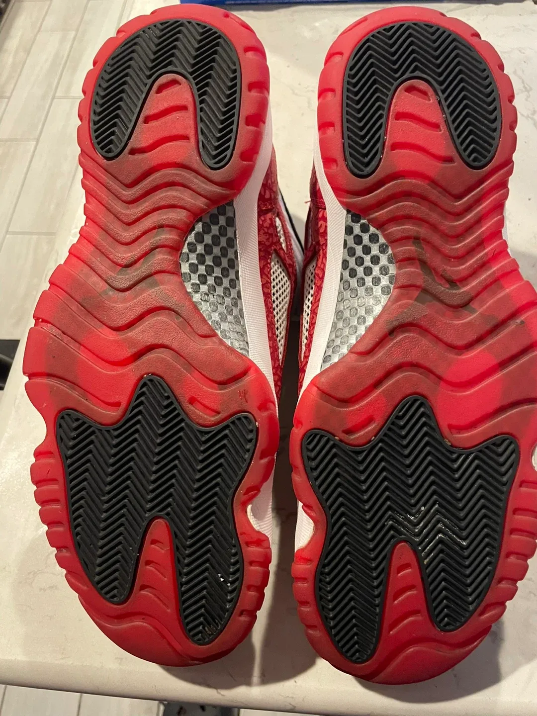 Jordan 11 IE Low White/Red Size 13 image indicator(3)