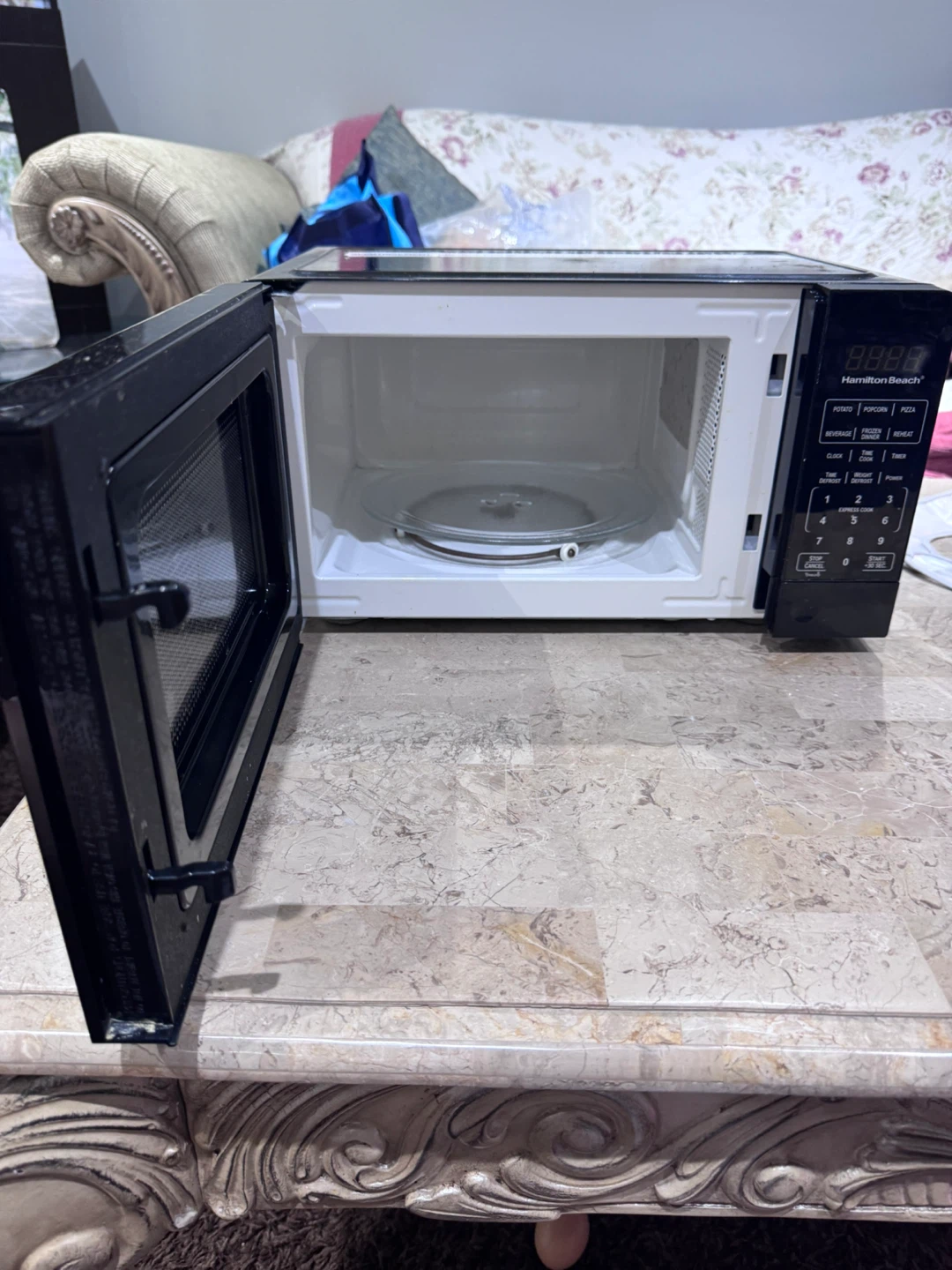 Hamilton Beach 700W Microwave Oven - photo 2