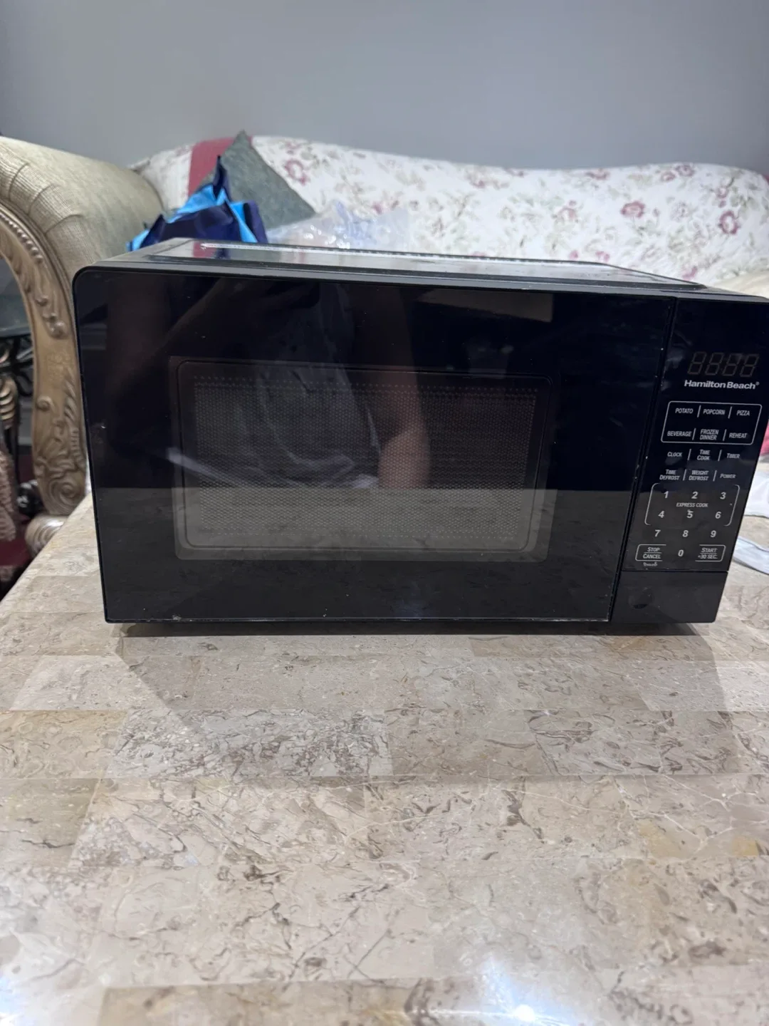 Hamilton Beach 700W Microwave Oven thumbnail