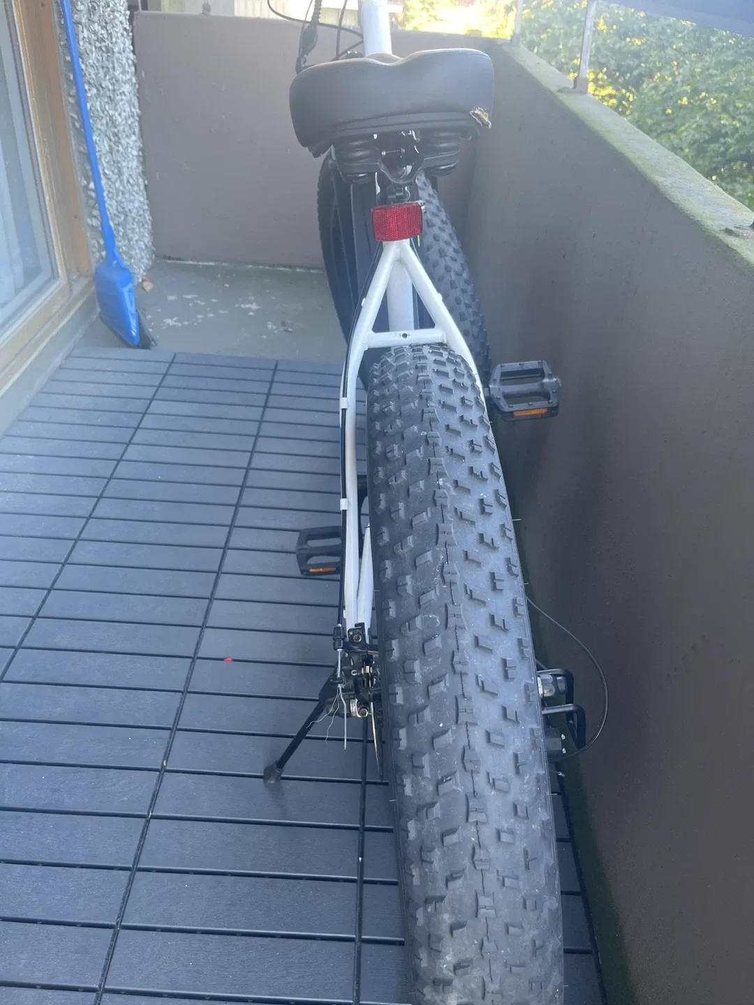 White Electric Fat Tire Bike image indicator(2)