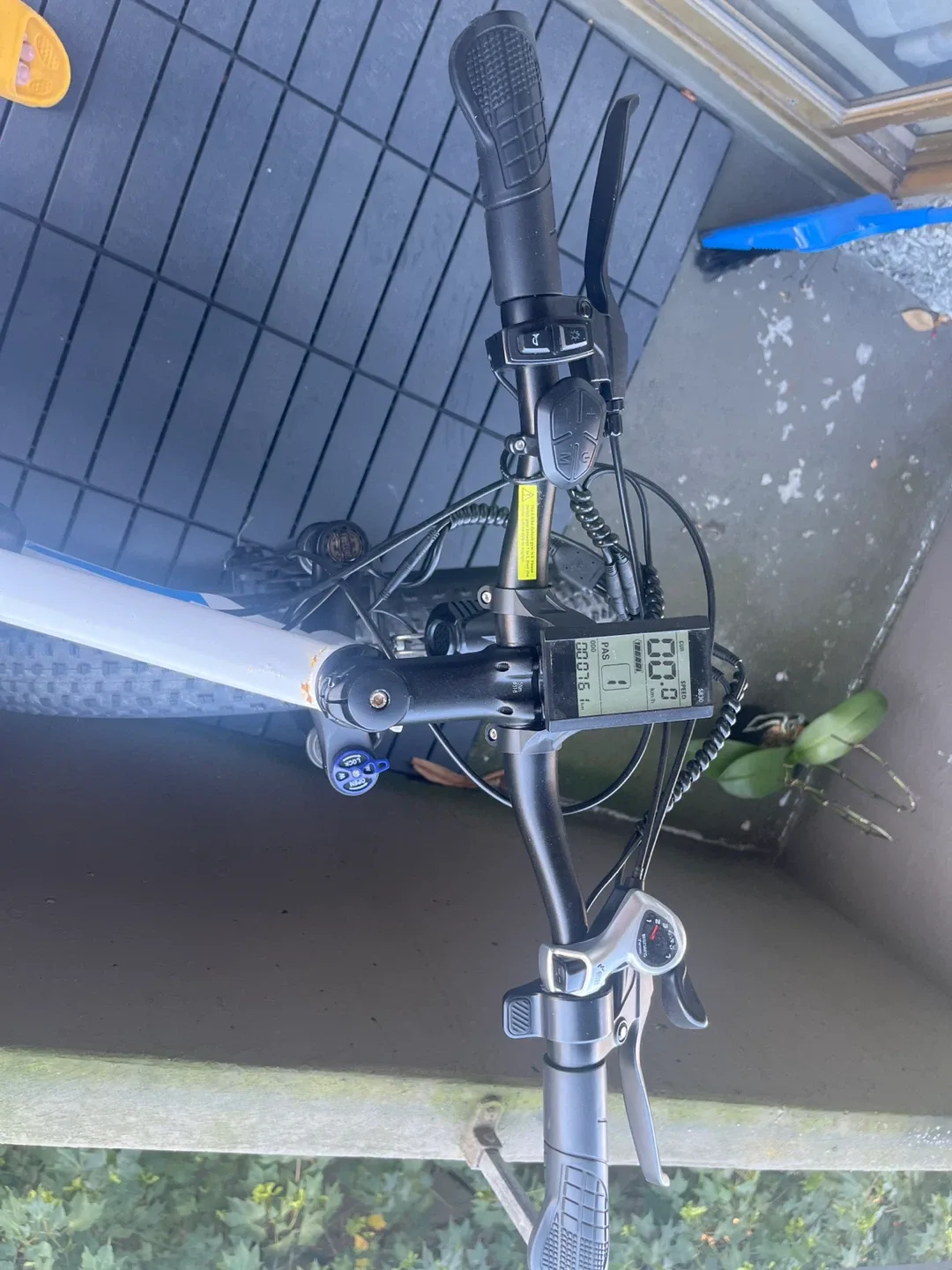 White Electric Fat Tire Bike image indicator(4)