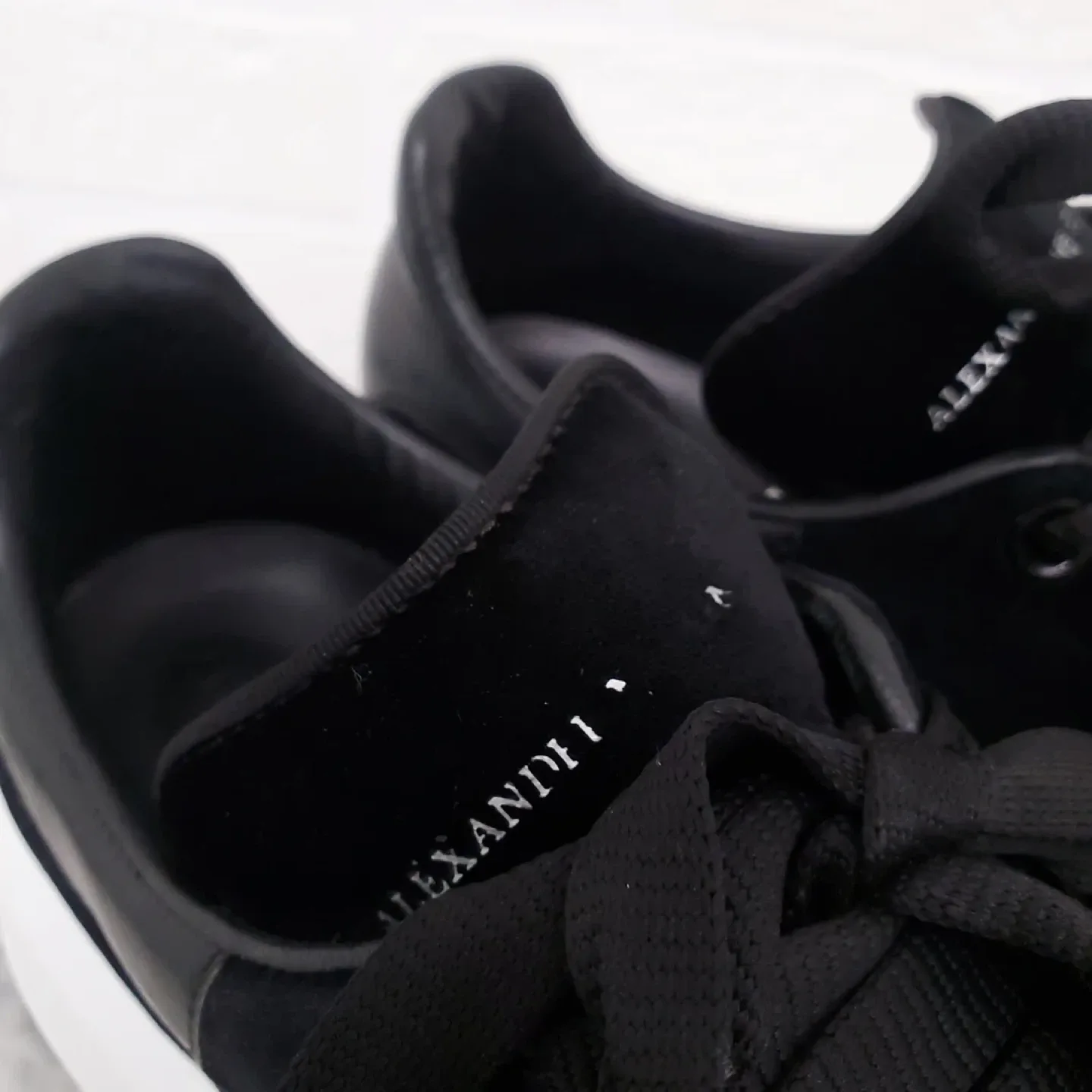 Alexander McQueen sneakers velvet 7,5 image indicator(2)