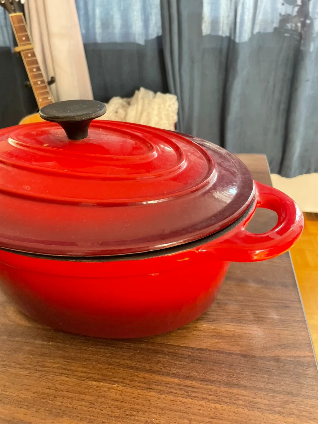 Large Red Dutch Oven image indicator(3)
