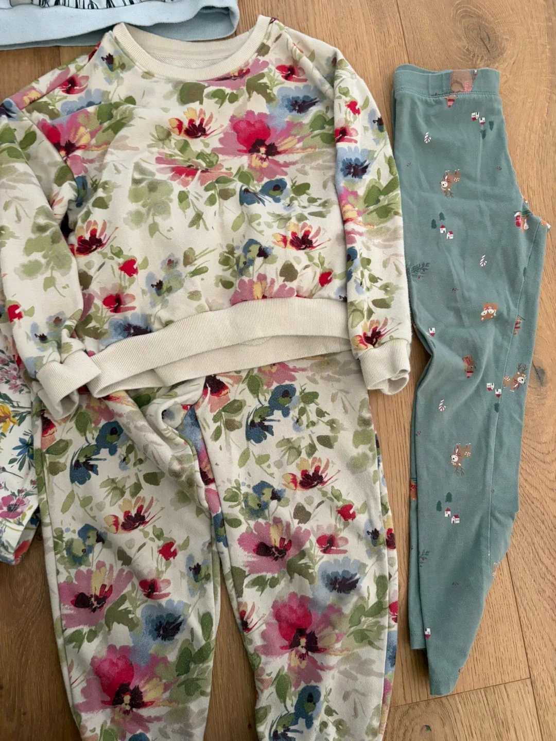 Girls 5T clothing bundle image indicator(4)