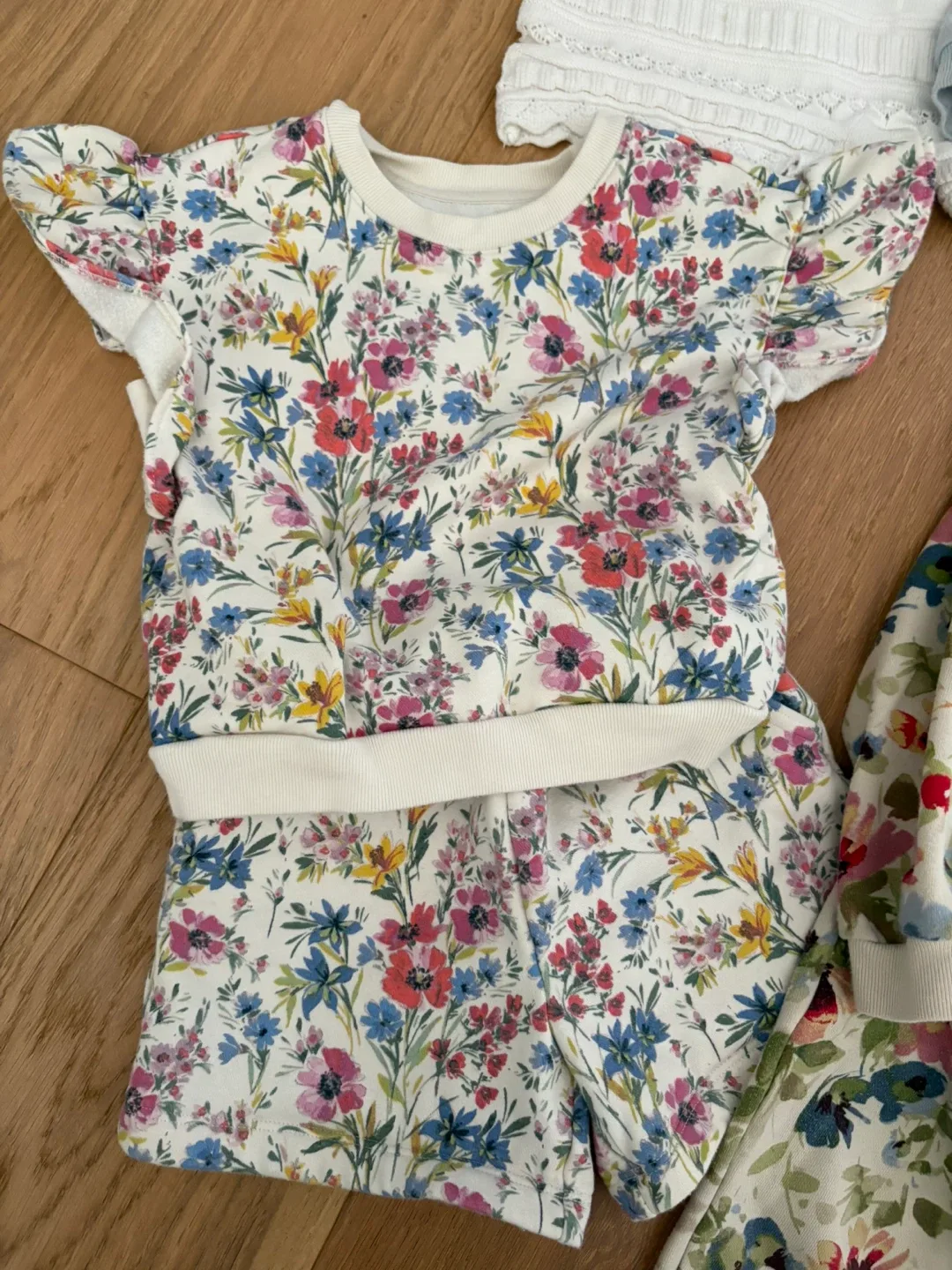 Girls 5T clothing bundle image indicator(2)