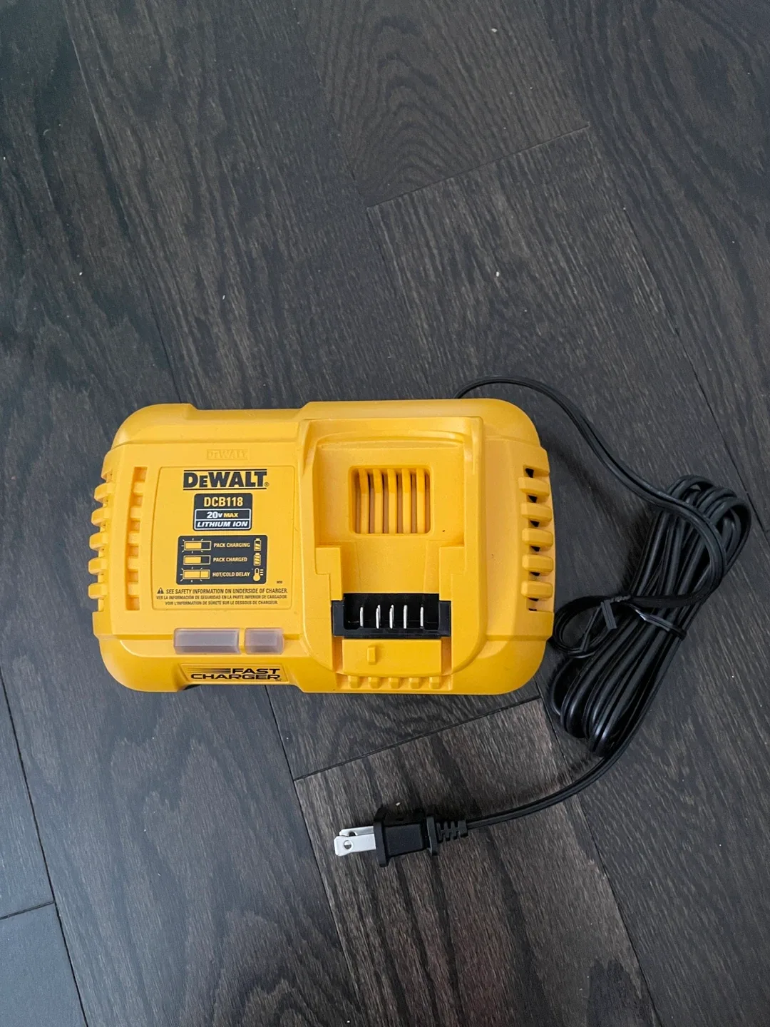 New DeWalt DCB118 fast Charger 🥕 thumbnail