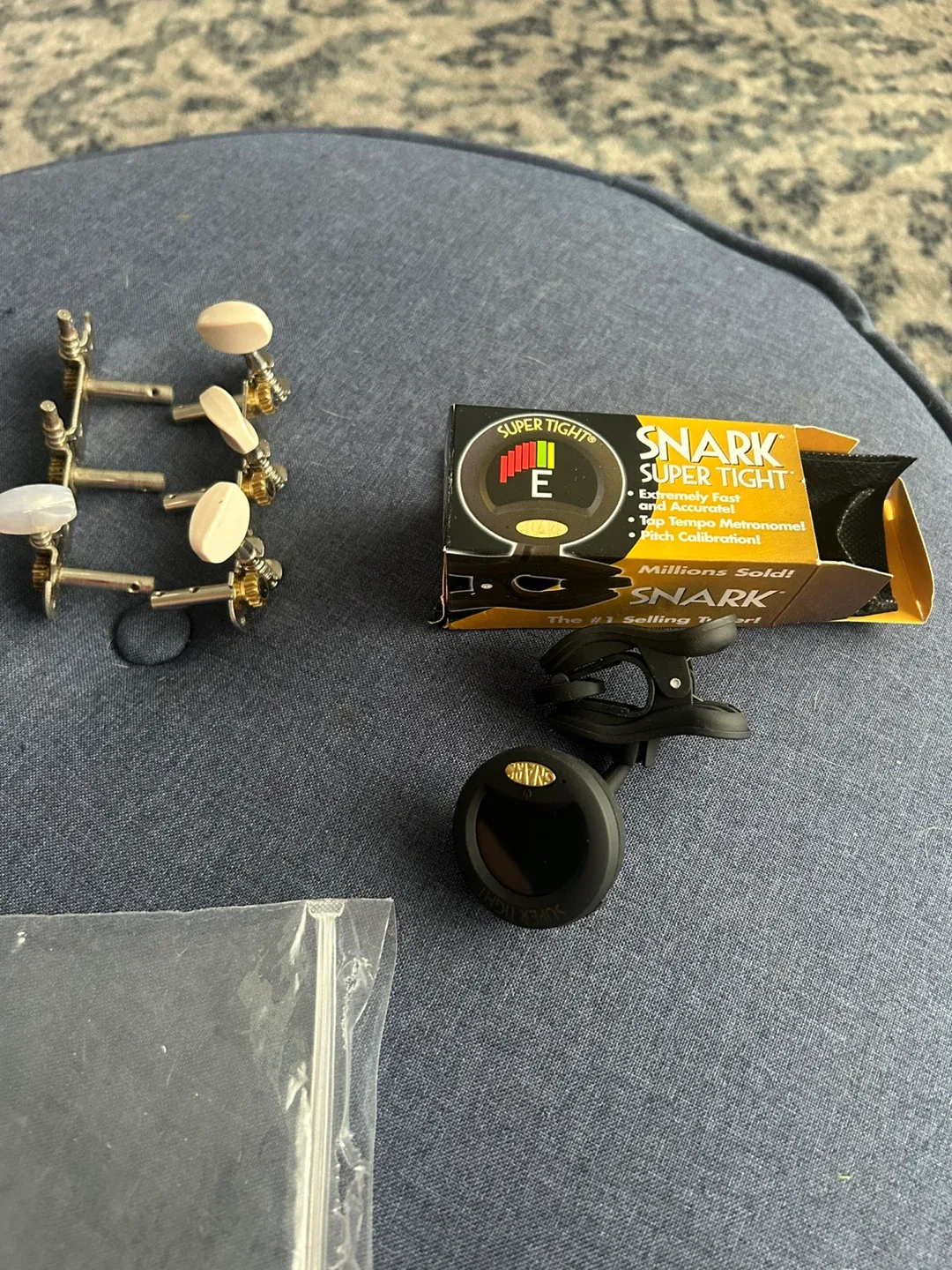 Snark Super Tight Guitar Tuner + Tuning Pegs image indicator(2)