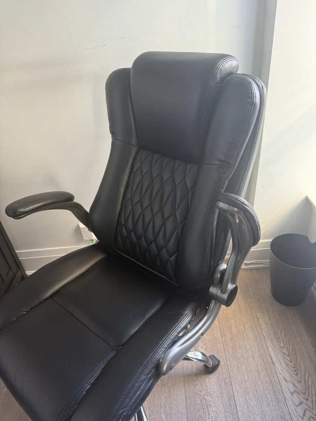 Black Leather Executive Office Chair image indicator(5)