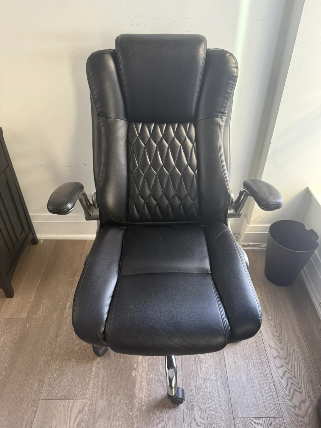Black Leather Executive Office Chair image indicator(2)