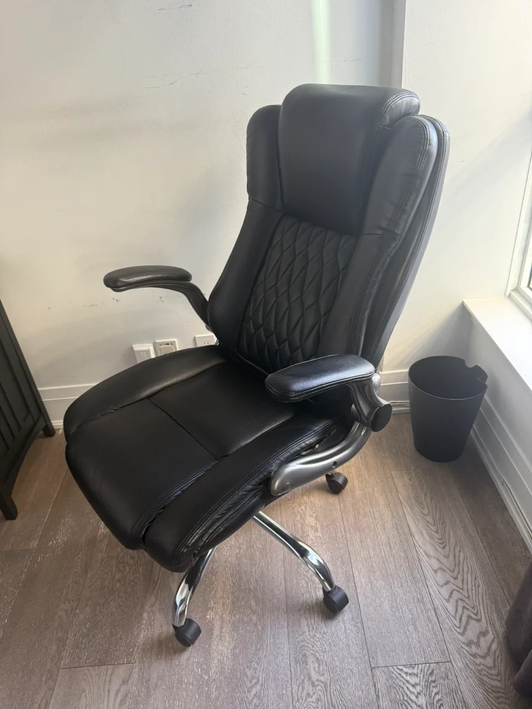 Black Leather Executive Office Chair image indicator(3)