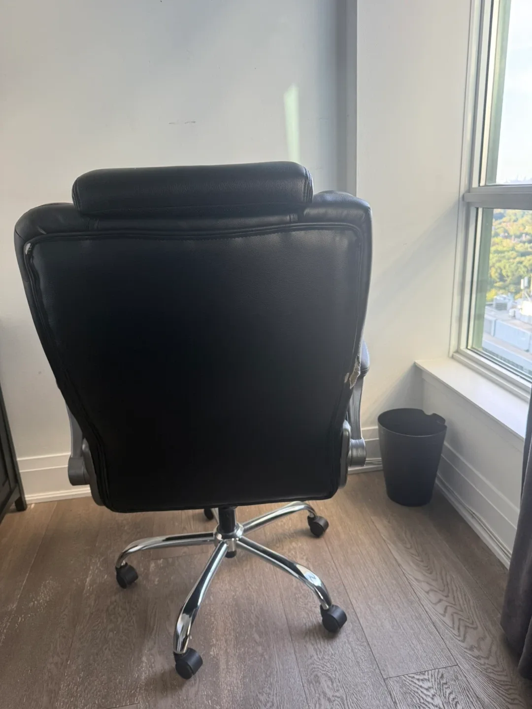 Black Leather Executive Office Chair image indicator(6)