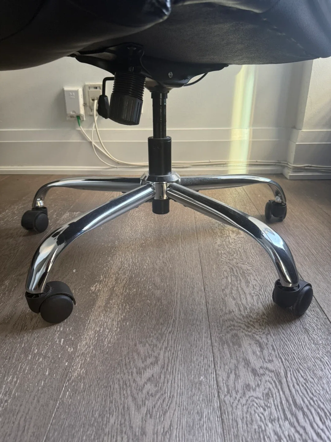 Black Leather Executive Office Chair image indicator(4)