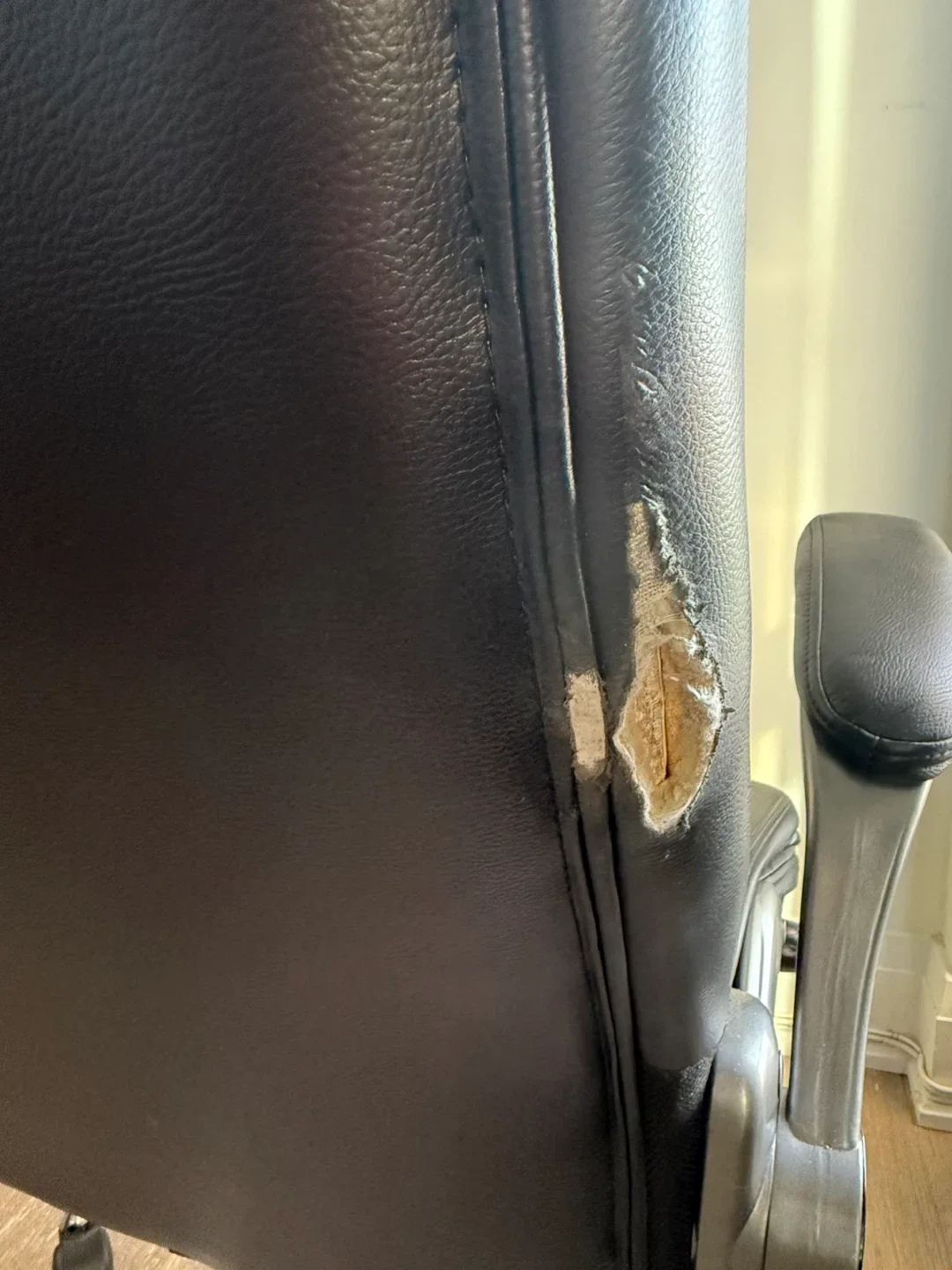 Black Leather Executive Office Chair image indicator(7)