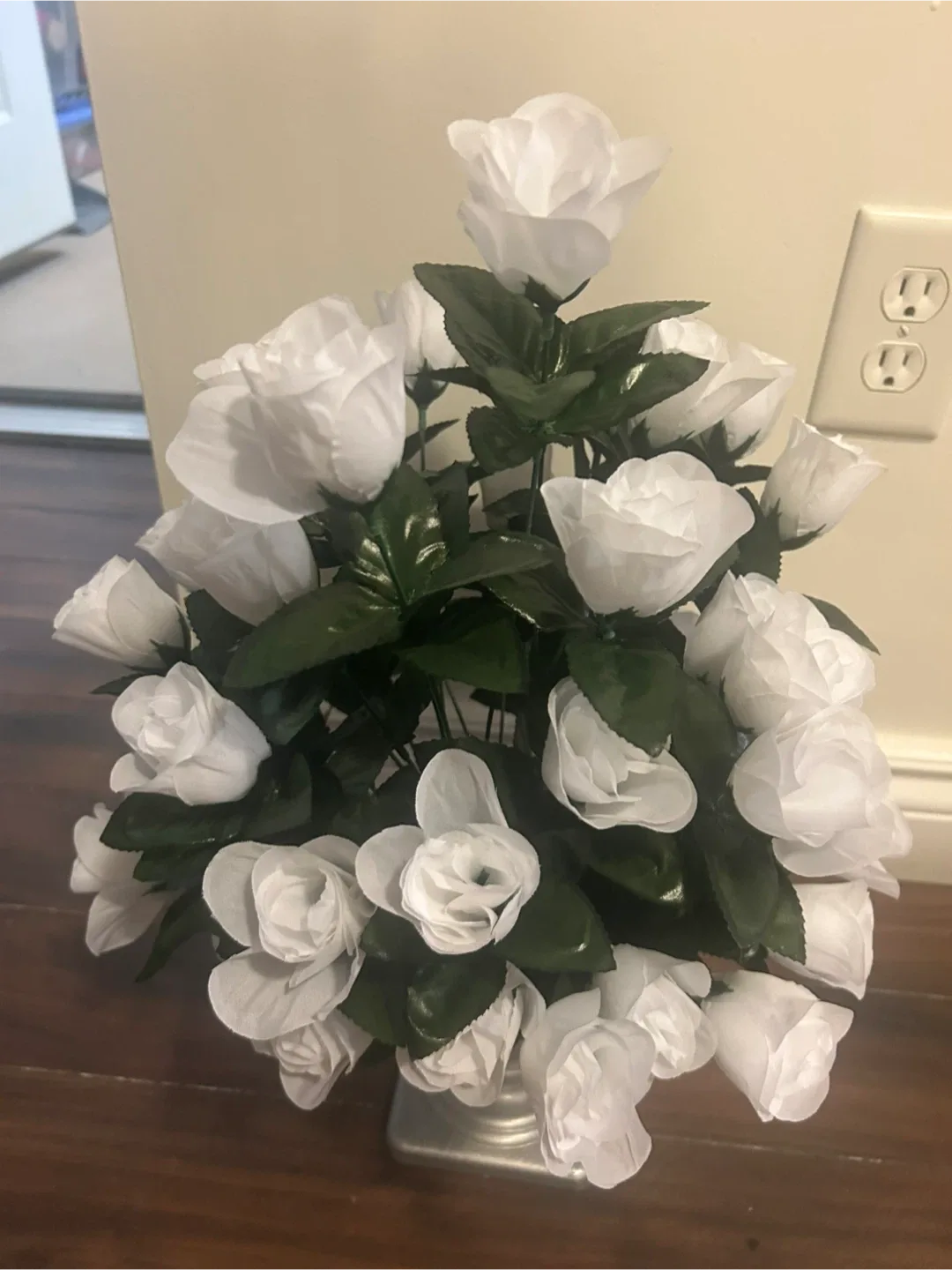 White Rose Floral Arrangement image indicator(3)