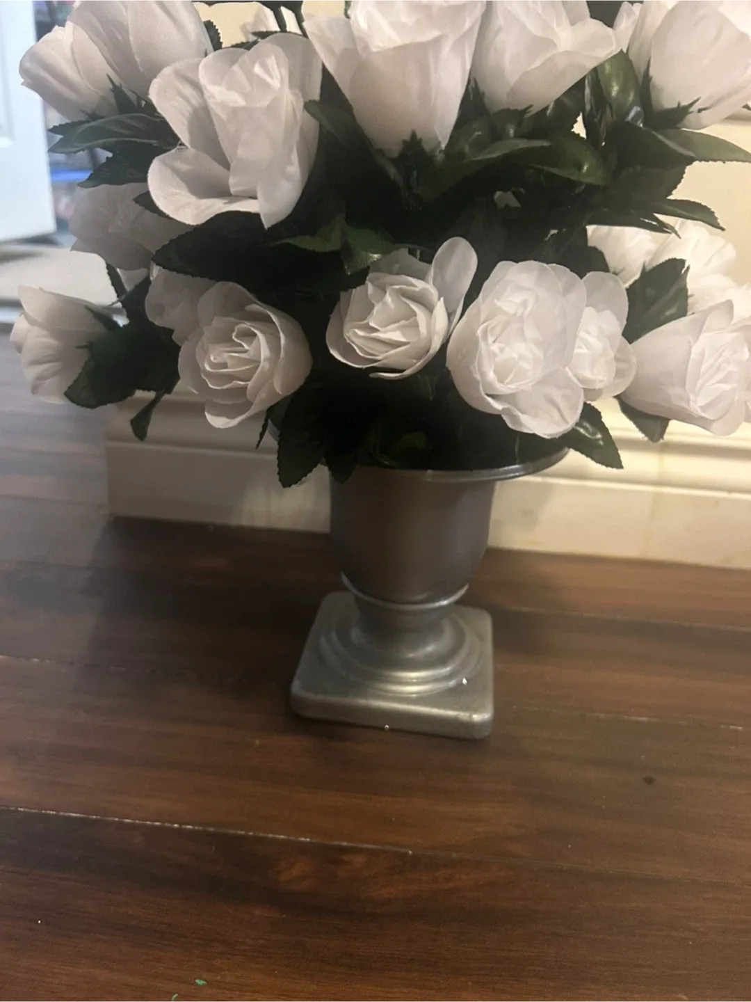 White Rose Floral Arrangement image indicator(4)