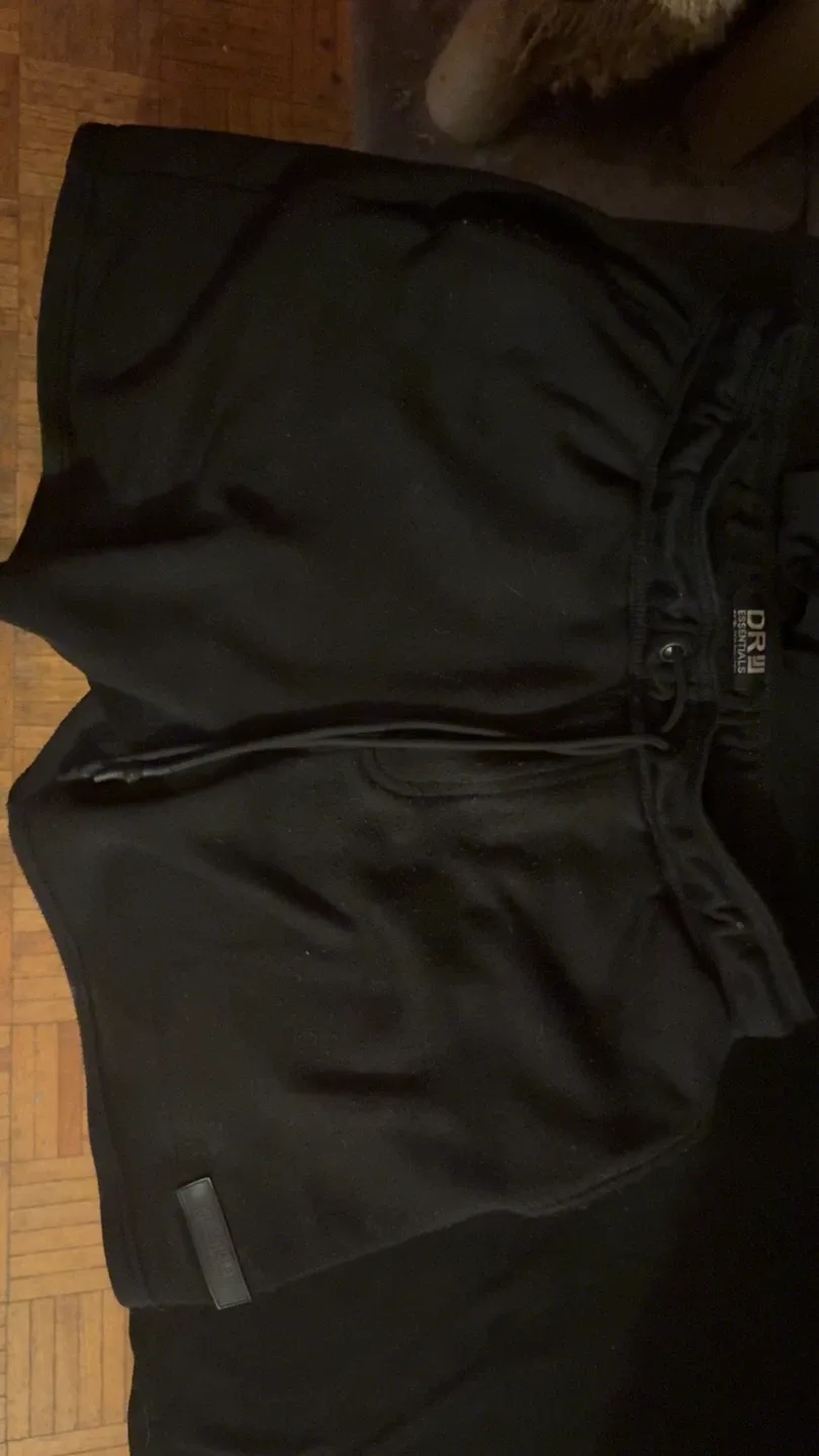 Essentials Universal Apparel Black Set image indicator(3)