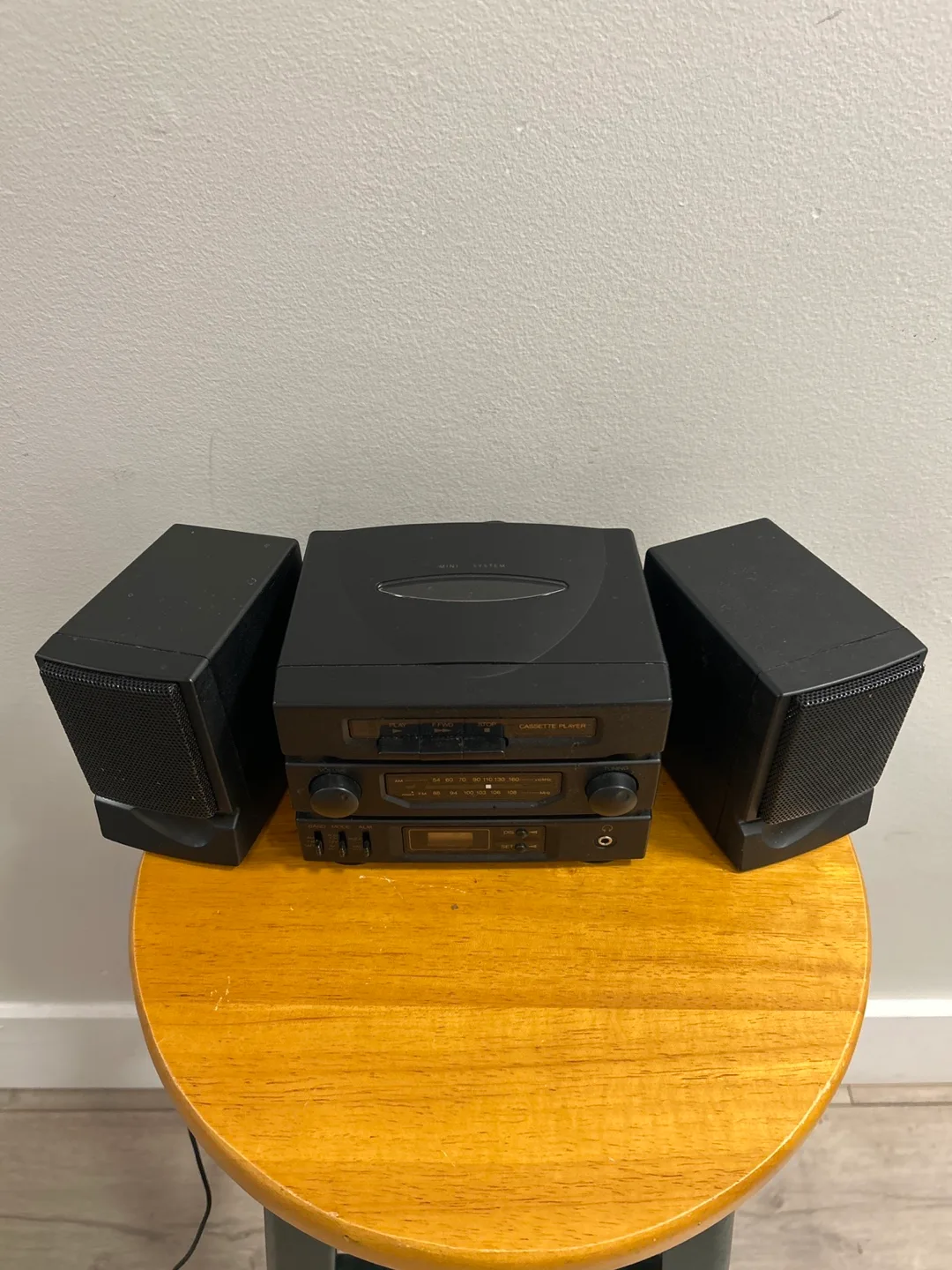 Mini Cassette Player/ radio with Speakers image indicator(3)