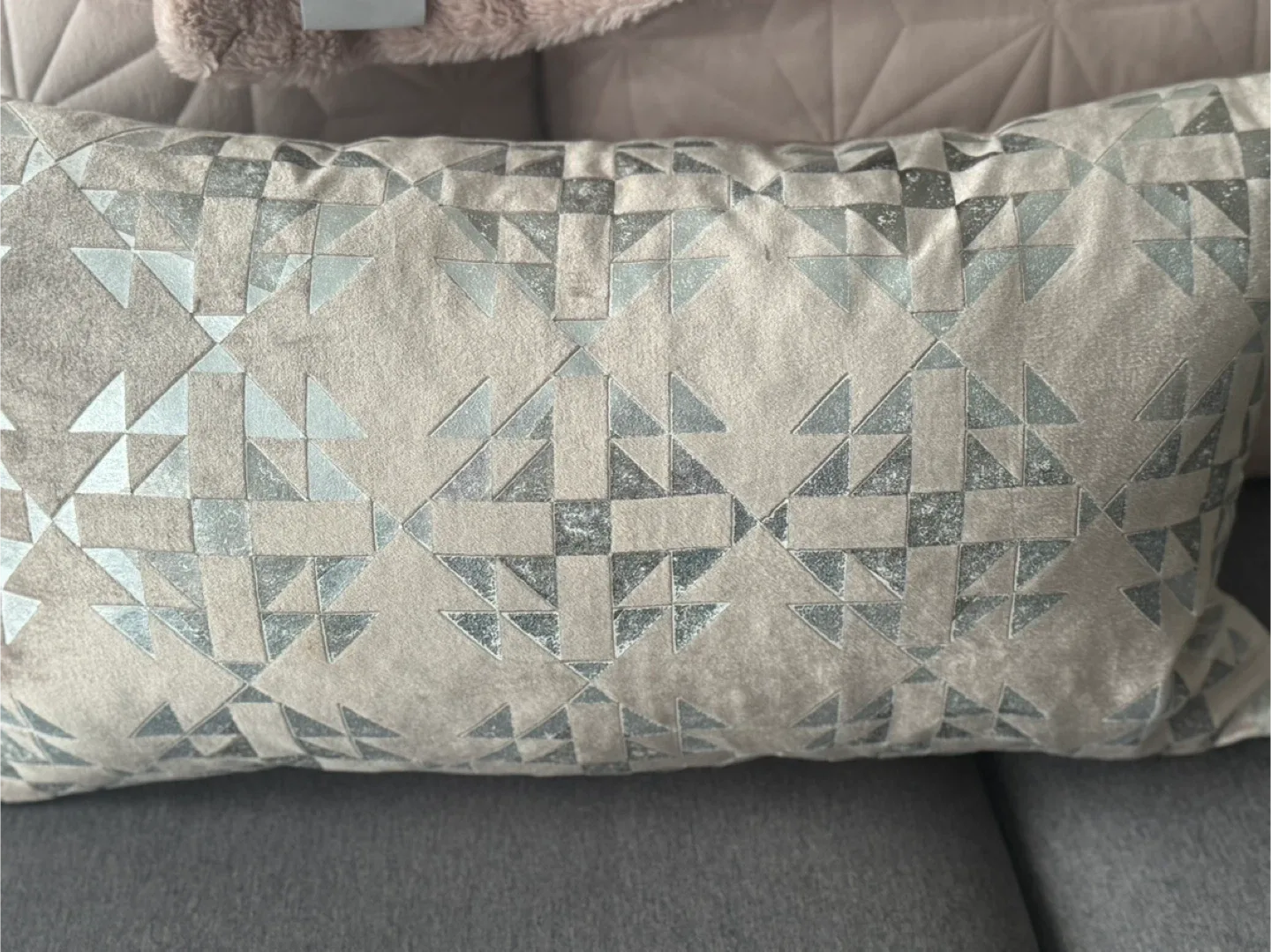 Elle Home Throw Blanket & Pillows image indicator(3)