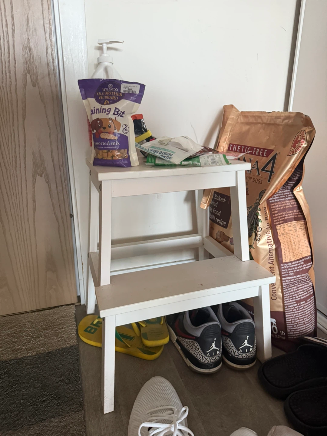 white stool / bench / foot stool