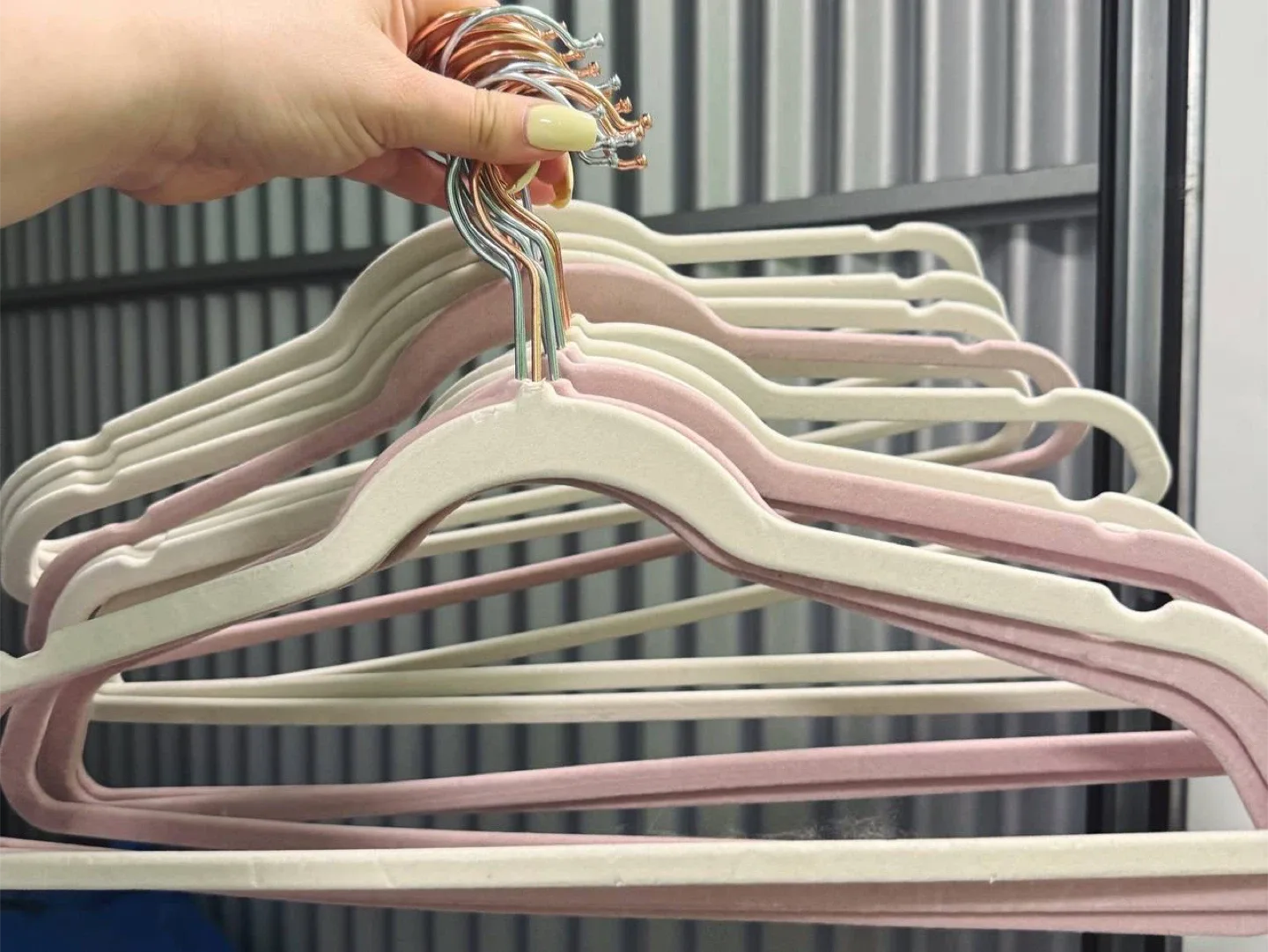 15 velvet Pink&White hangers thumbnail