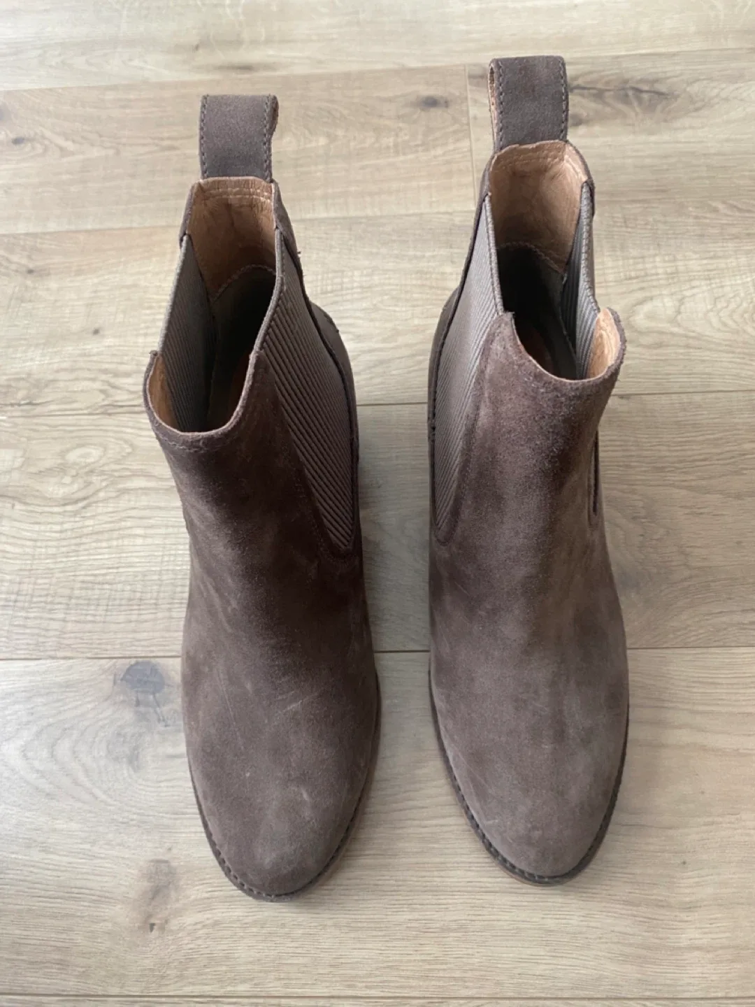 UGG Faye Brown Gray Suede Chelsea Boots Women’s Size 9 image indicator(4)