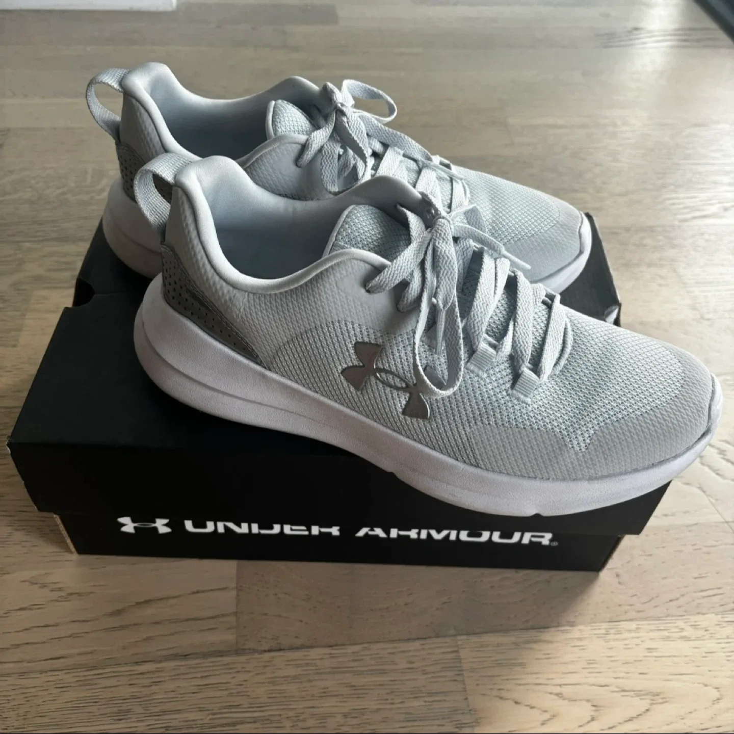 Like New - Under Armour Shoes Grey/White, Size 9 thumbnail