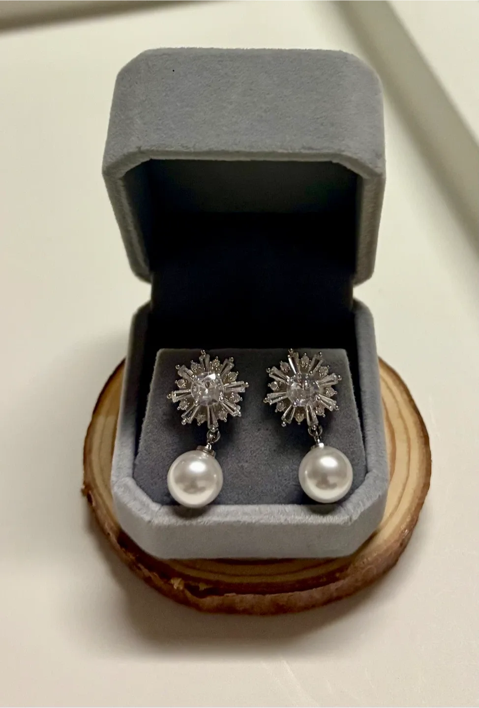 Pearl & Crystal Snowflake Earrings🥕 (brand new in box ) thumbnail