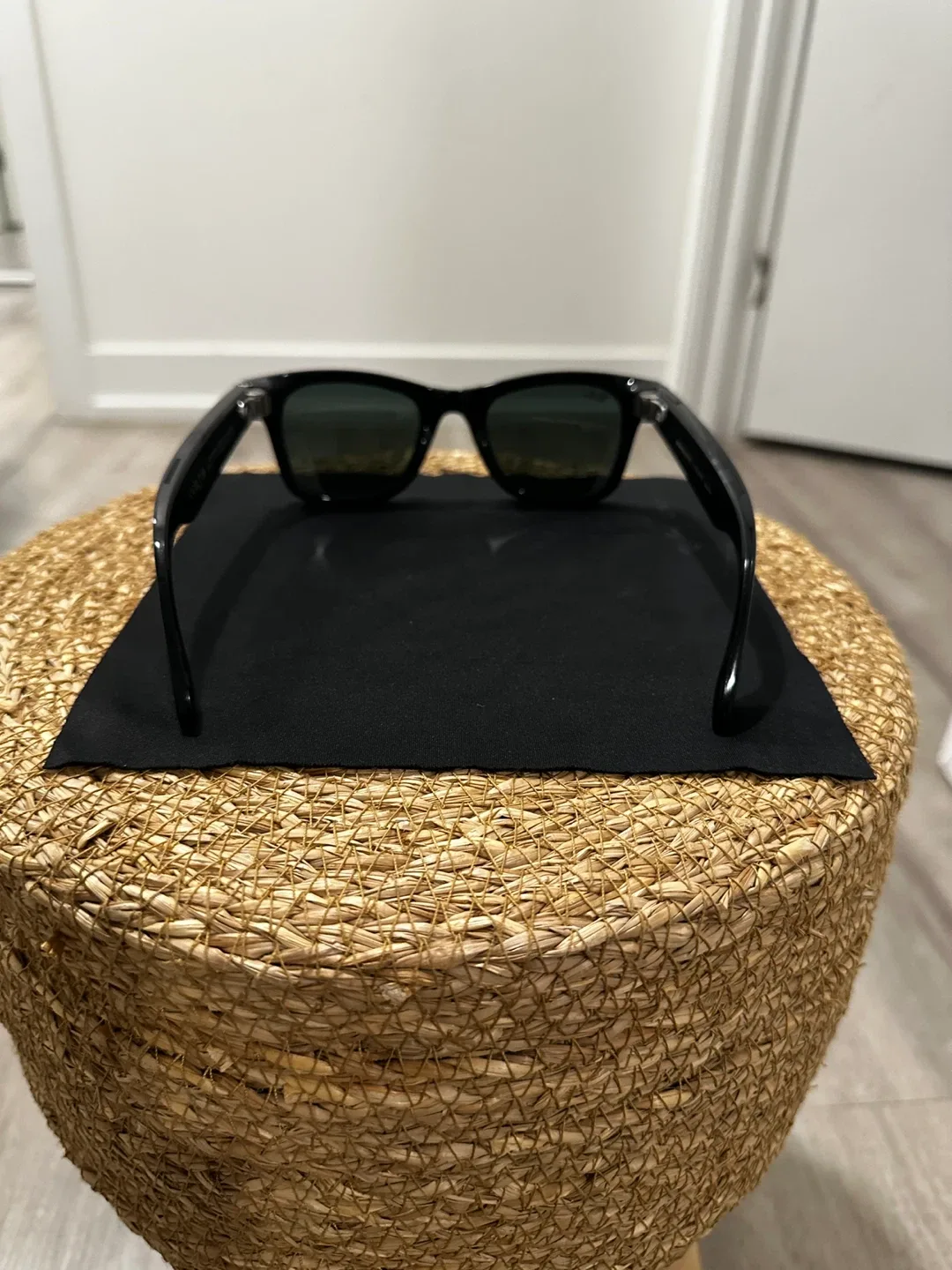 Ray-Ban Meta Wayfarer Smart Glasses - Black image indicator(4)