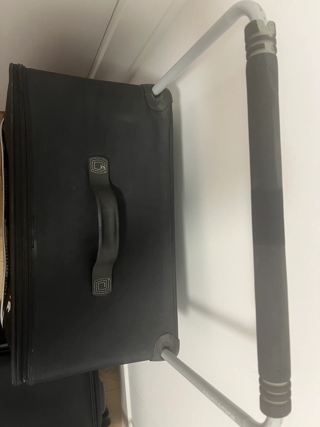it Luggage World's Lightest Black Suitcase
