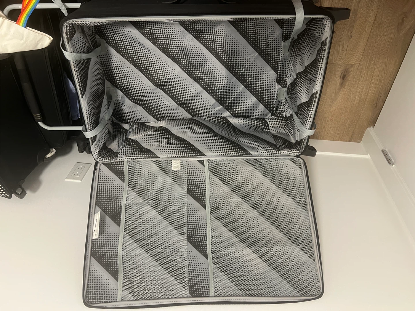 it Luggage World's Lightest Black Suitcase - photo 5