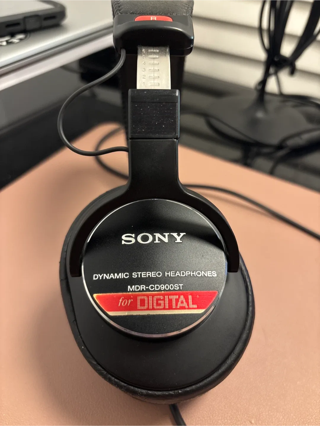 Sony MDR-CD900ST Dynamic Stereo Headphones image indicator(7)