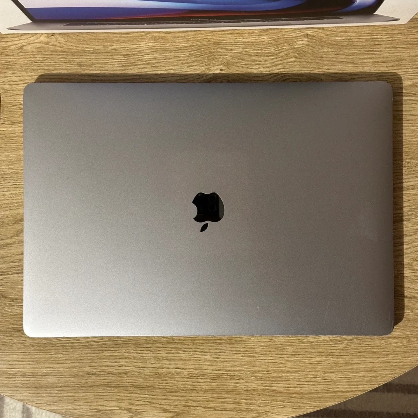 Apple MacBook Pro - 2019 - 16 inches- i9 32GB/ 1TB - Silver image indicator(2)