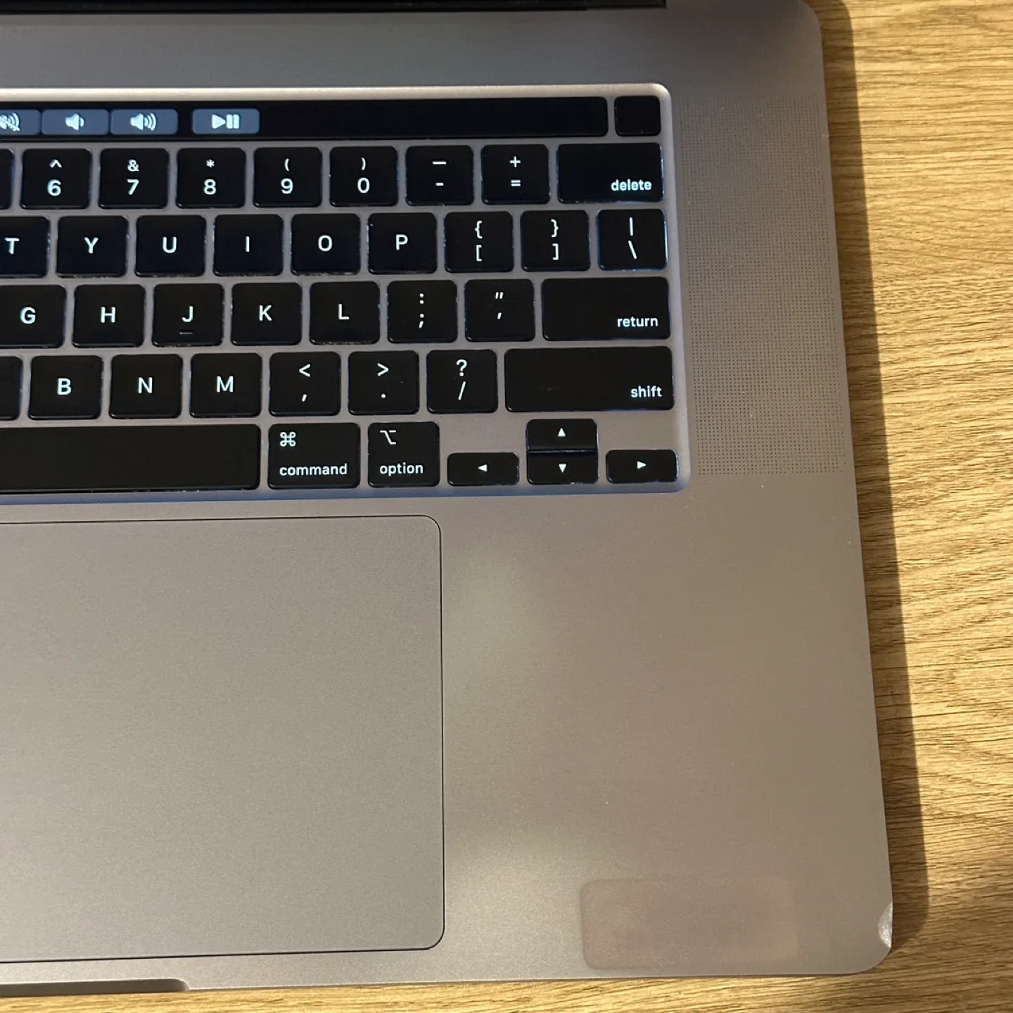Apple MacBook Pro - 2019 - 16 inches- i9 32GB/ 1TB - Silver image indicator(3)