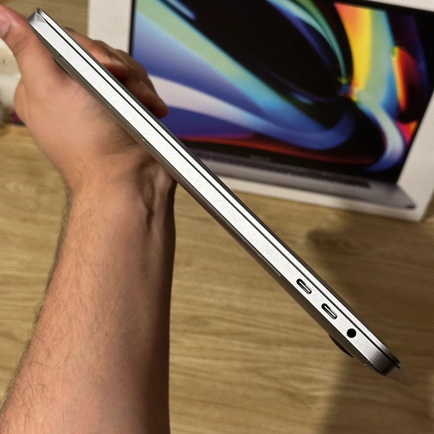 Apple MacBook Pro - 2019 - 16 inches- i9 32GB/ 1TB - Silver image indicator(8)