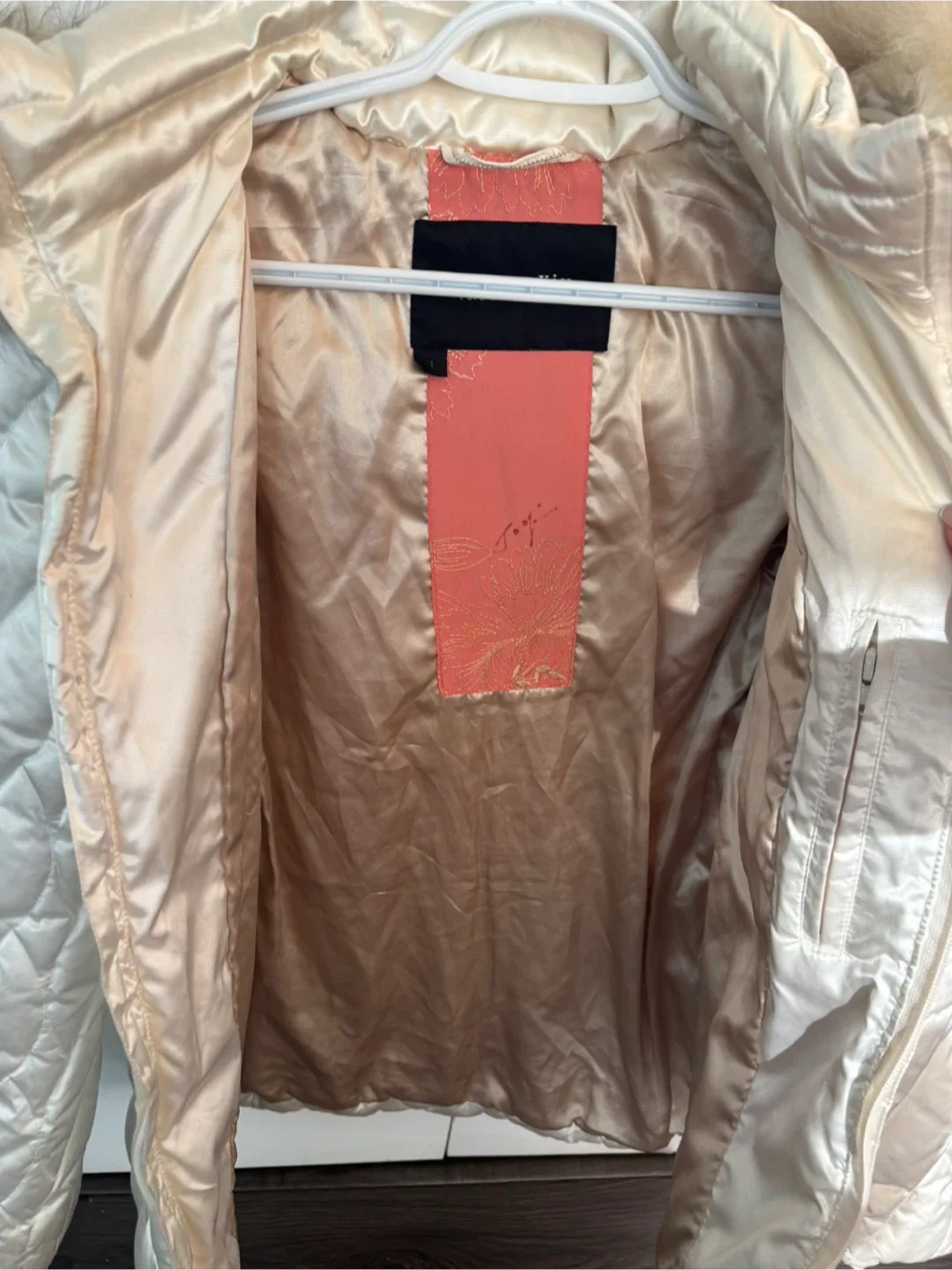 Johnny Yiu -Down filled,silk  winter jacket image indicator(4)