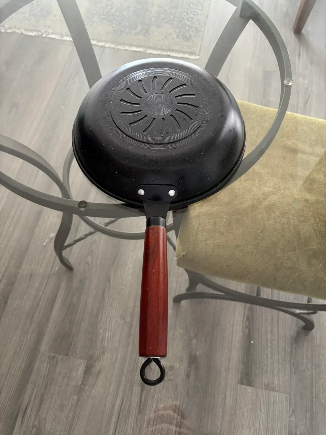 Non-stick wok with wooden handle image indicator(2)