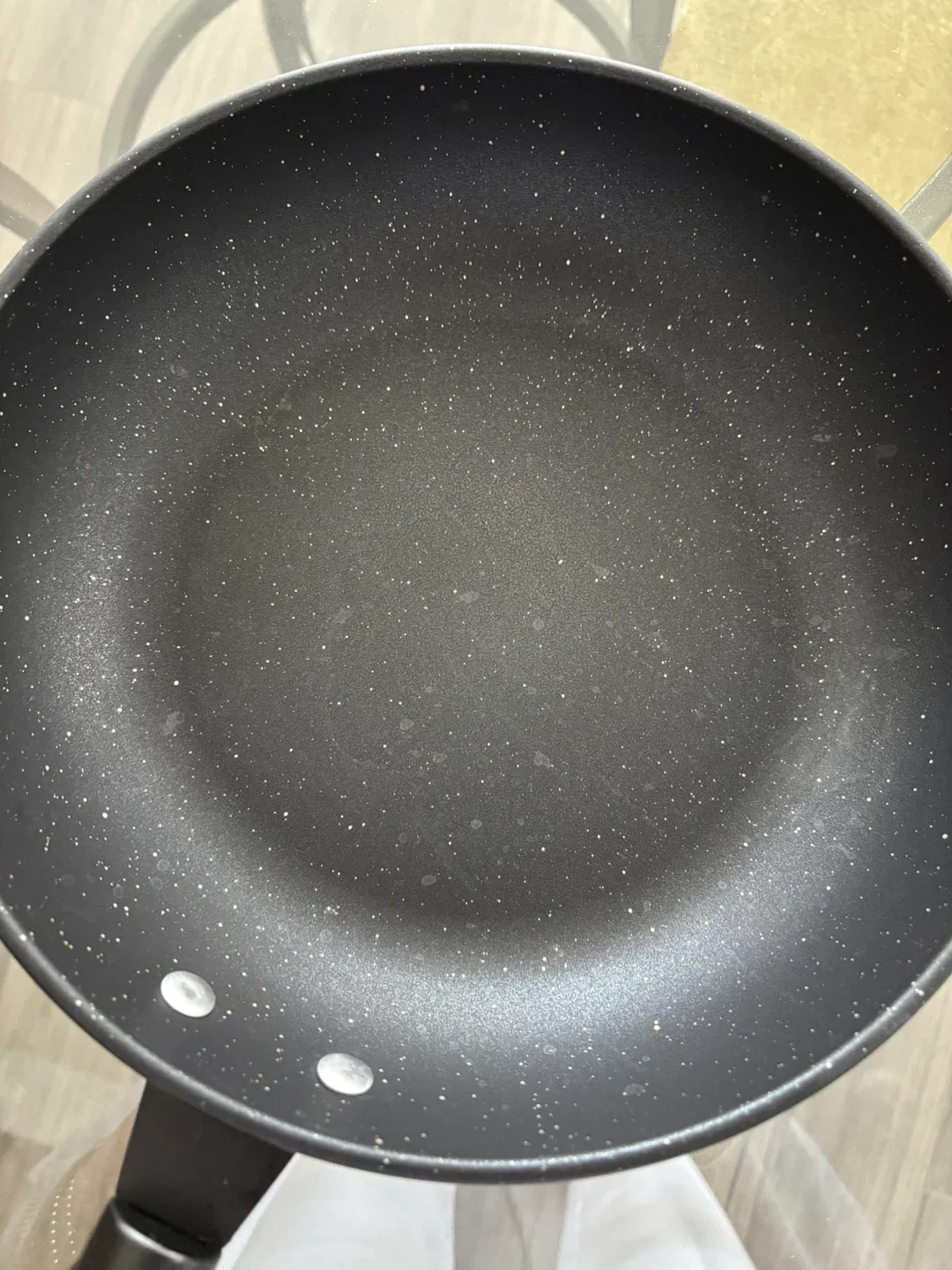 Non-stick wok with wooden handle image indicator(3)