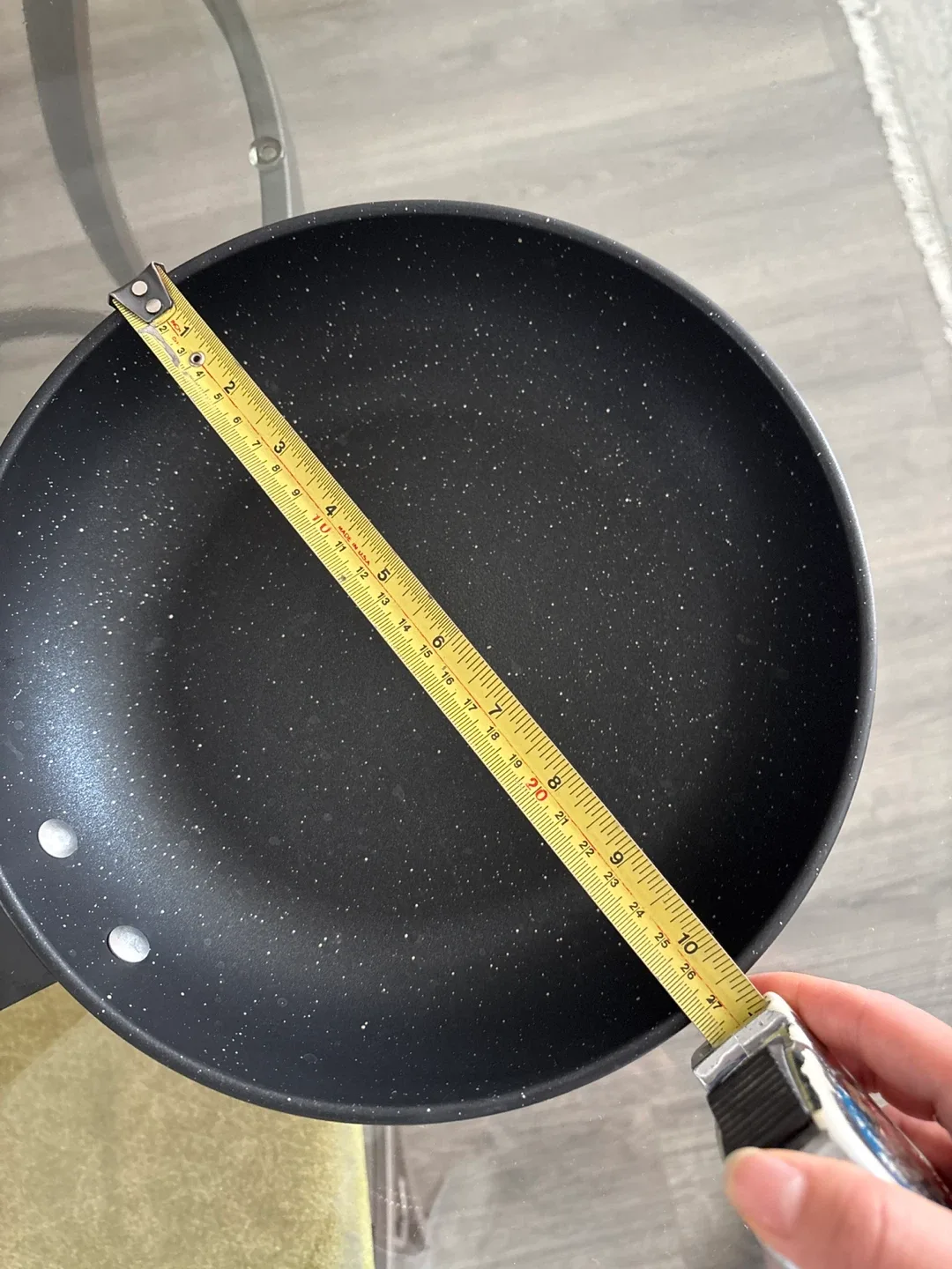 Non-stick wok with wooden handle image indicator(4)