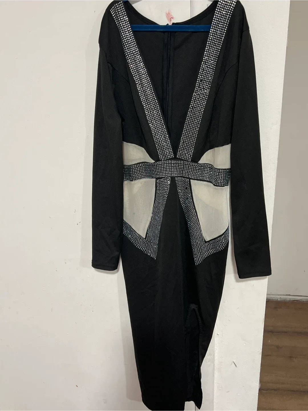 Robe noire avec détails brillants image indicator(2)
