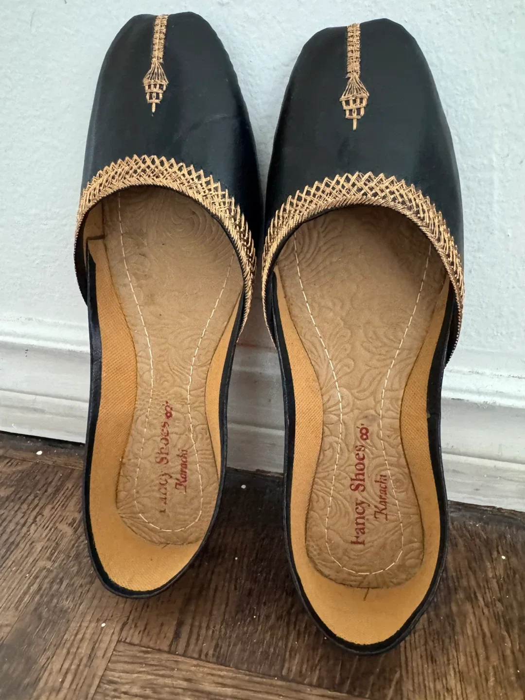 Mojri / khusa Black & Gold Flats - Size 8 thumbnail