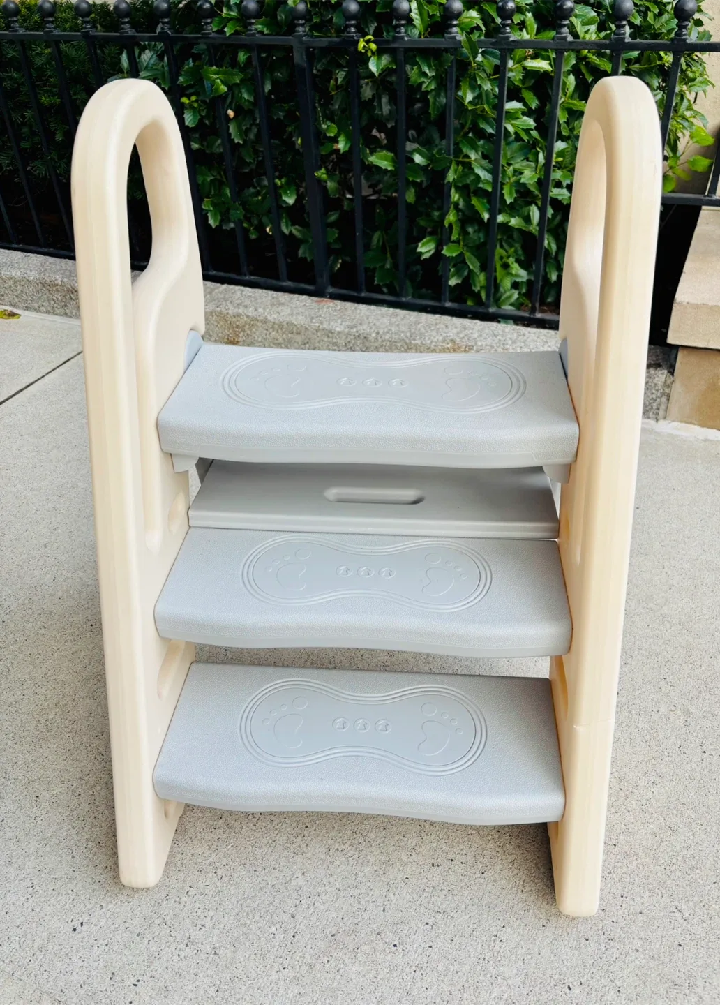 iGo iGo Children's Step Stool image indicator(3)