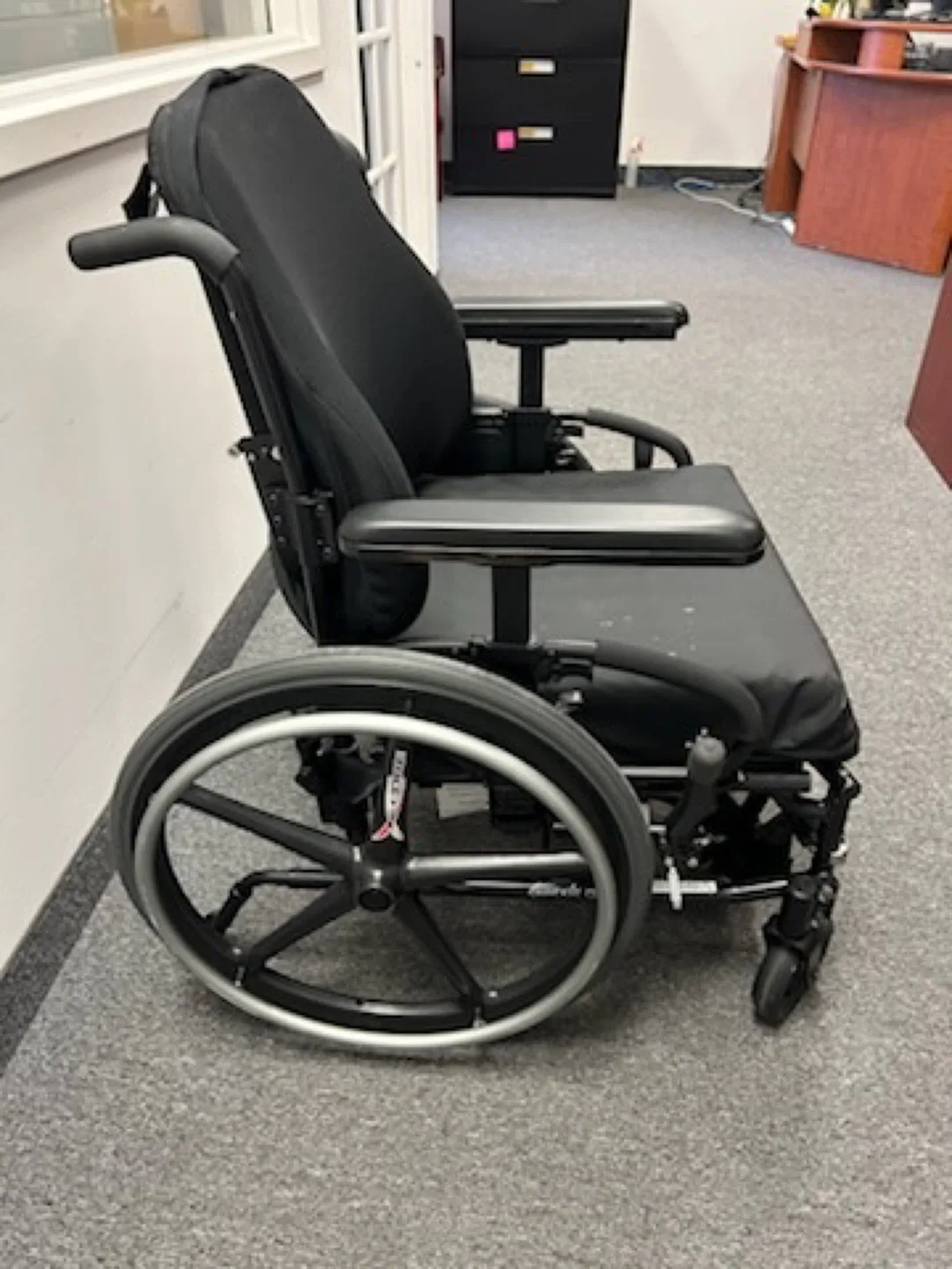 HME Wheelchair - Black image indicator(4)