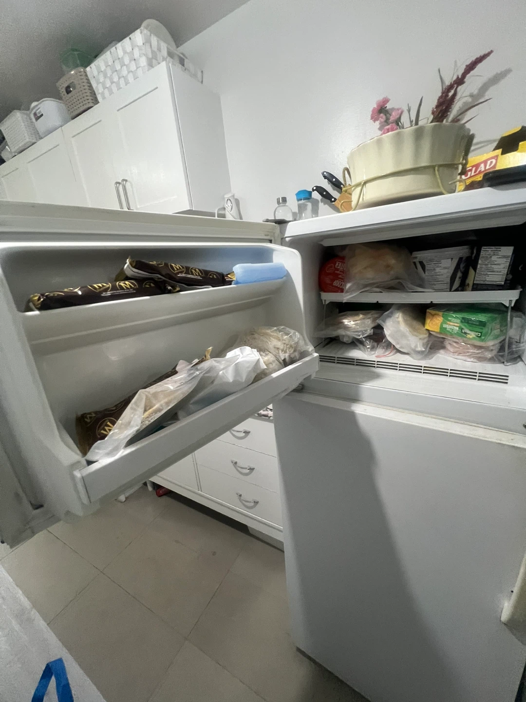 White Refrigerator - Great for Small Spaces - photo 4