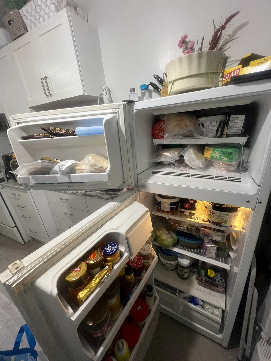 White Refrigerator - Great for Small Spaces - photo 2