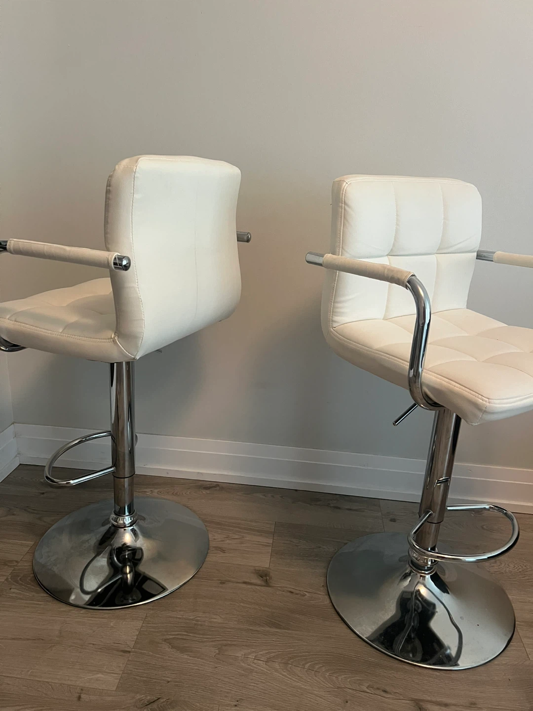 Set of 2 White Adjustable Height Bar Stools - photo 4