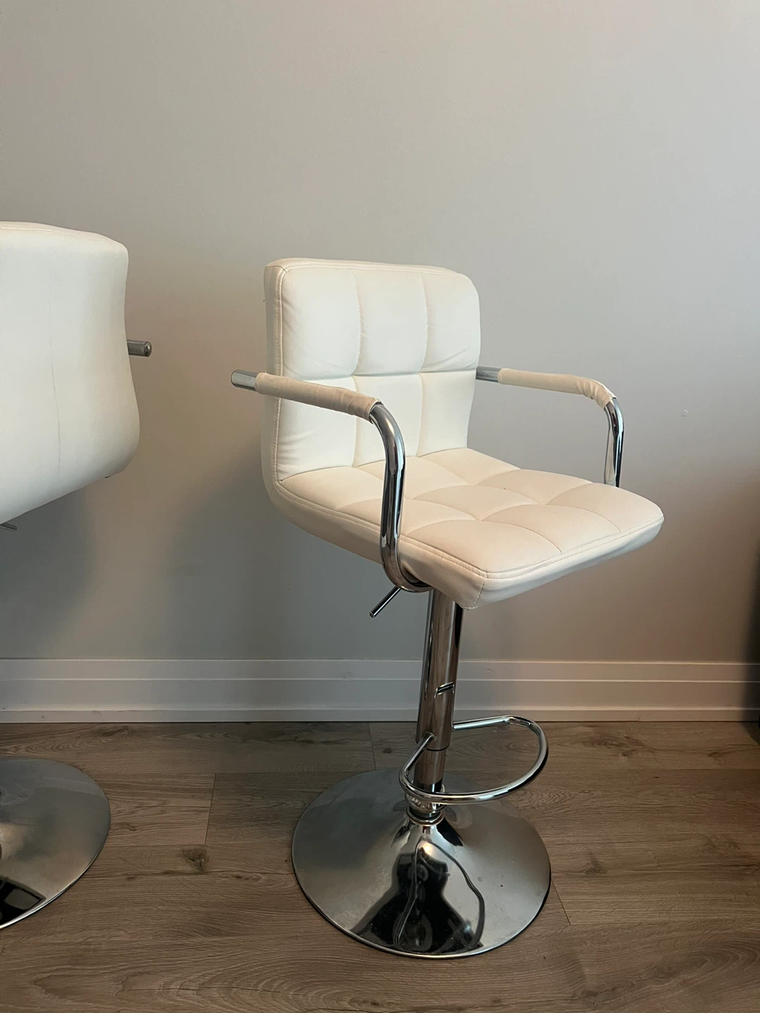 Set of 2 White Adjustable Height Bar Stools - photo 3